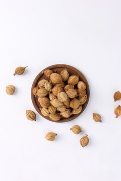 Fructus amomi or Amomum villosum&zwnj; is a traditional Chinese spice used for cooking and seasoning.