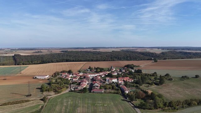 vue a&eacute;rienne panoramique du village de Jopp&eacute;court en Meurthe-et-Moselle. Cette petite commune rurale et agricole est entour&eacute;e de champs cultiv&eacute;s et de for&ecirc;ts. France octobre 2026