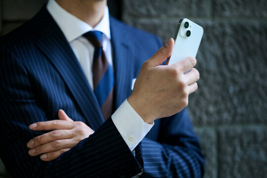 スマートフォンを操作する男性ビジネスマンの手元