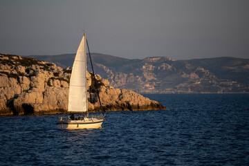 Voiliers naviguant au large des iles du Frioul © PPJ