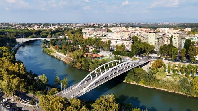 Il Ponte della Musica sul fiume Tevere a Roma, Italia.
Il ponte che collega il quartiere Flaminio al complesso del Foro Italico.