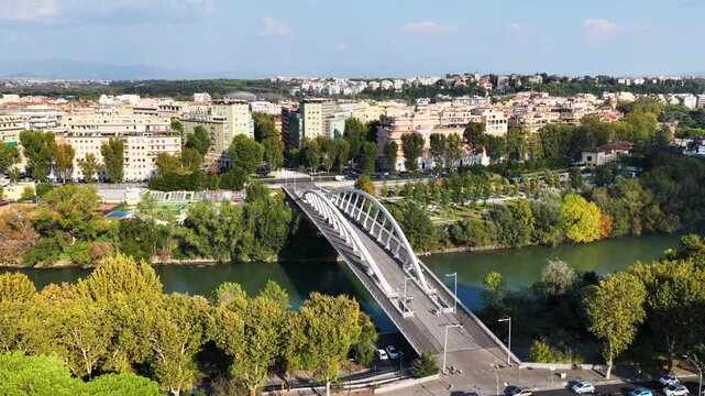 Il Ponte della Musica sul fiume Tevere a Roma, Italia.
Il ponte che collega il quartiere Flaminio al complesso del Foro Italico.