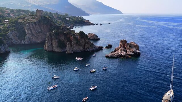 Bellezze della Sicilia: La tonnara di Scopello. le migliori 10 clip video aeree. Trapani, Sicilia, Italia. 
Vista aerea panoramica della baia di Scopello, tra Palermo e San Vito Lo Capo.