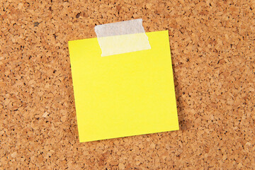 yellow sticky note on cork board © Paperclip