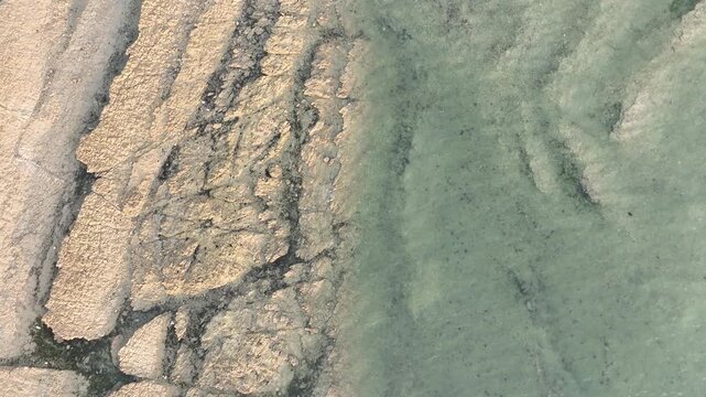 Vue a&eacute;rienne d'une plage &agrave; mar&eacute;e basse sur l'&iuml;le-de-R&eacute; au cr&eacute;puscule, vacances nature et paysages sauvages de mer sur le littoral graphique