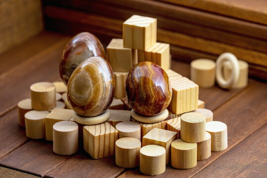Cubi e cilindri di legno di abete e uova di onice simili al cioccolato