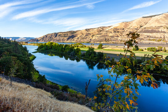 Autumn landscape along the Columbia River in Oregon