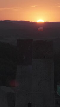 Zaćmienie Słońca 2026 dron Zamek Kr&oacute;lewski w Chęcinach