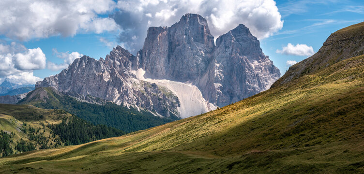 Panorama sul Pelmo dalla piana di Mondeval - Val Fiorentina, Dolomiti Bellunesi - Veneto - Italia