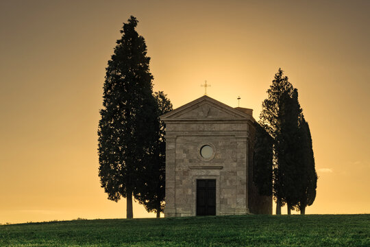 Cappella Madonna di Vitaleta dans la brume au lever du soleil, Val d'Orcia, Toscane