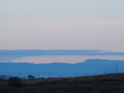 bonita lengua de niebla blanca en oto&ntilde;o sobre las monta&ntilde;as de la Sierra del Montsant, Tarragona, Catalu&ntilde;a, Espa&ntilde;a, Europa