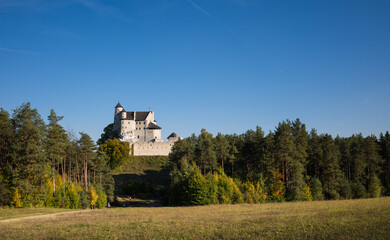 Kamienny zamek Bobolice w jesiennej oprawie Jura Krakowsko Częstochowska Polska © kubikactive