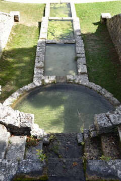 Fontaine &agrave; bassins de pierre