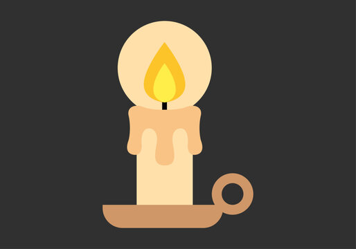 Vela encendida con cera derretida en un candelabro sobre fondo oscuro   