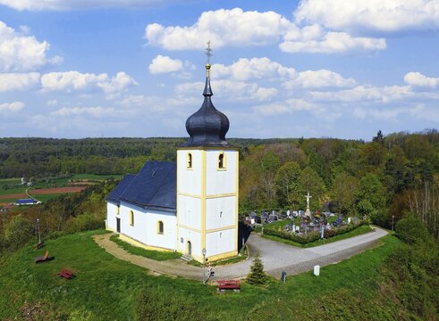 Kirchehrenbach parish church, St. Nikolaus, Vexierkapelle, first mentioned in 1460, cemetery on the right, Reifenberg, district of Weilersbach, district of Forchheim, Upper Franconia, Bavaria, Germany