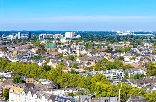 D&uuml;sseldorf-Oberkassel mit St. Antonius von den Rheinwiesen nach Norden gesehen