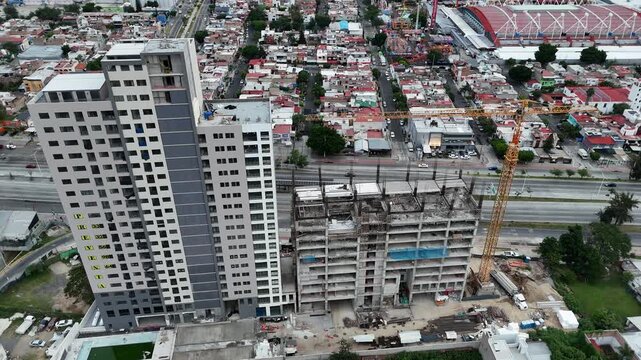 Edificios en construcci&oacute;n sobre perif&eacute;rico Guadalajara Jalisco M&eacute;xico 