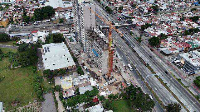 Construcci&oacute;n de edificio sobre perif&eacute;rico de Guadalajara Jalisco M&eacute;xico 