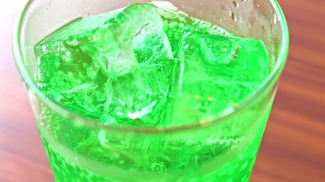 氷が入った冷たいメロンソーダのクローズアップ（炭酸飲料・純喫茶）