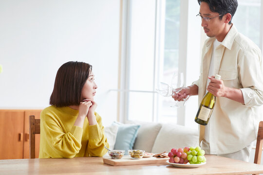 お酒を呑みながら食事をする女性と男性