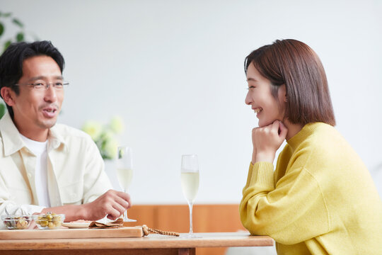 お酒を呑みながら食事をする女性と男性