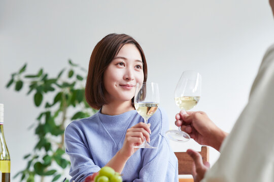 お酒を呑みながら食事をする女性と男性