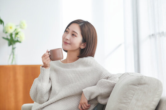 リビングでリラックスする若い女性