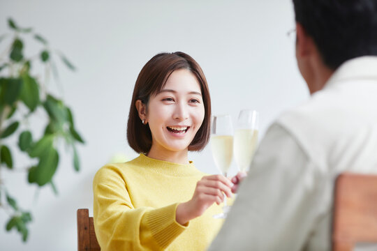 お酒を呑みながら食事をする女性と男性