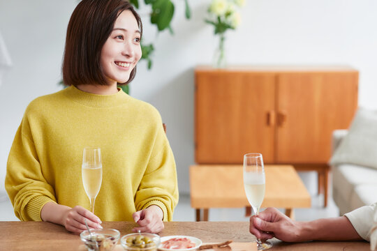お酒を呑みながら食事をする女性と男性