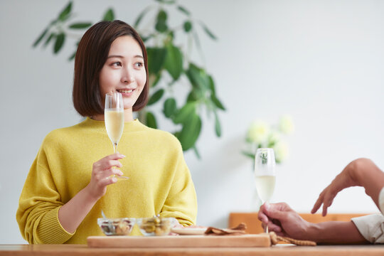 お酒を呑みながら食事をする女性と男性