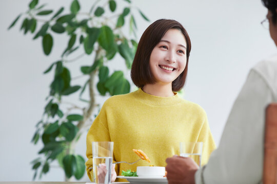 お酒を呑みながら食事をする女性と男性