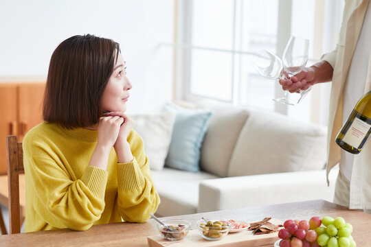 お酒を呑みながら食事をする女性と男性