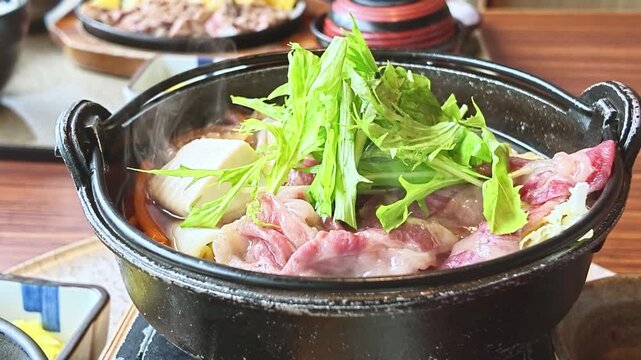 湯気が立ち上る熱々のすき焼き・鍋料理のクローズアップ（冬の味覚・シズル感）
