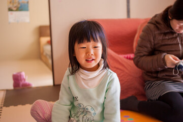 家でレゴのオモチャを遊んでいる幼児の女の子の様子 © zheng qiang