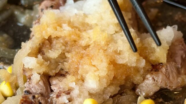 【シズル感】カットステーキにたっぷり乗った大根おろしのクローズアップ（和風ステーキ）