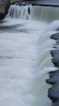 堰の下で逆巻く水 シームレスループ動画背景 9:16 4K