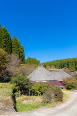 茅葺屋根と紅葉（大分県九重町） © takafumi99999