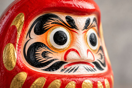 Japanische Daruma-Puppe im detaillierten Makro-Stil