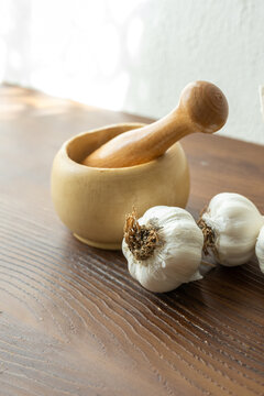 garlic mortar and pestle with fresh garlic cloves close up