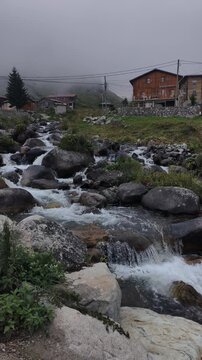 A slow-motion view of the stream flowing through Elevit Plateau in Rize, T&uuml;rkiye