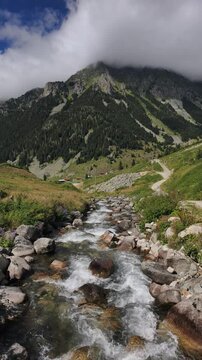 A slow-motion view of the stream flowing through Elevit Plateau in Rize, T&uuml;rkiye