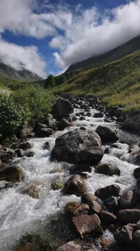 A slow-motion view of the stream flowing through Elevit Plateau in Rize, T&uuml;rkiye