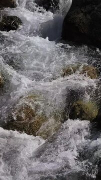 A slow-motion view of the stream flowing through Elevit Plateau in Rize, T&uuml;rkiye