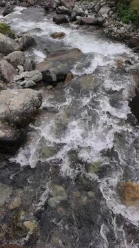 A slow-motion view of the stream flowing through Elevit Plateau in Rize, T&uuml;rkiye