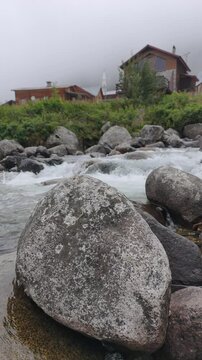 A slow-motion view of the stream flowing through Elevit Plateau in Rize, T&uuml;rkiye