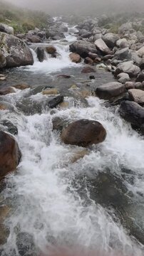 A slow-motion view of the stream flowing through Elevit Plateau in Rize, T&uuml;rkiye
