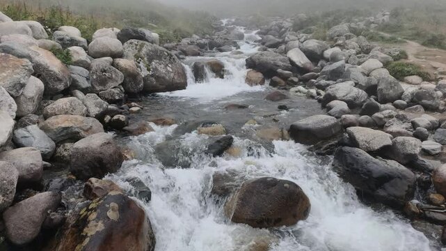 A slow-motion view of the stream flowing through Elevit Plateau in Rize, T&uuml;rkiye