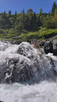 A slow-motion view of the stream flowing through Elevit Plateau in Rize, T&uuml;rkiye