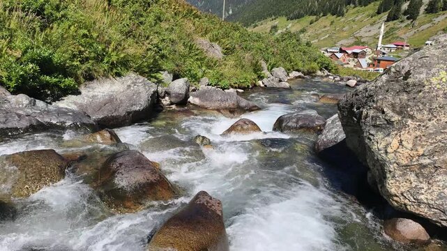 A slow-motion view of the stream flowing through Elevit Plateau in Rize, T&uuml;rkiye