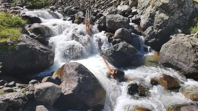 A slow-motion view of the stream flowing through Elevit Plateau in Rize, T&uuml;rkiye